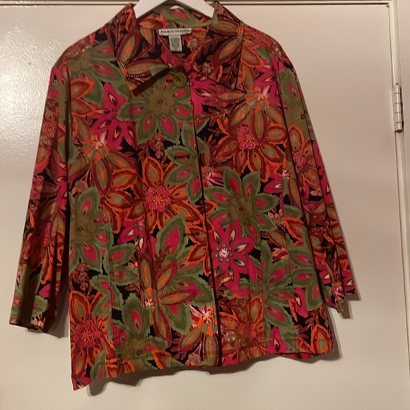 Bamboo traders print top. - Picture 2 of 3